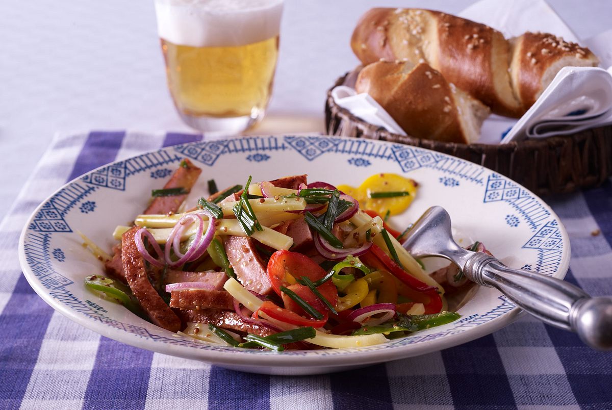 Gebratener Leberkäse-Salat mit Honig-Senf-Vinaigrette Rezept