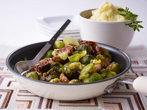 Gebratener Rosenkohl mit Schnitzelstreifen in Balsamicosoße Rezept Gebratener Rosenkohl mit Schnitzelstreifen in Balsamicosoße Rezept