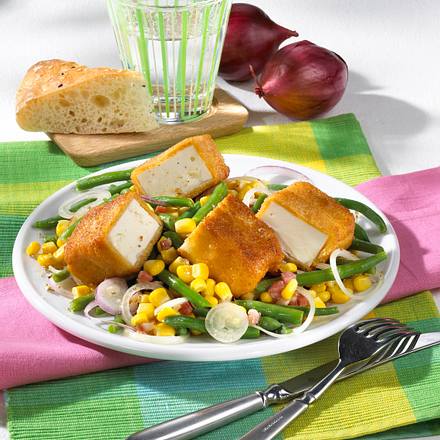 Gebratener Schafskäse mit Bohnensalat Rezept Gebratener Schafskäse mit Bohnensalat Rezept