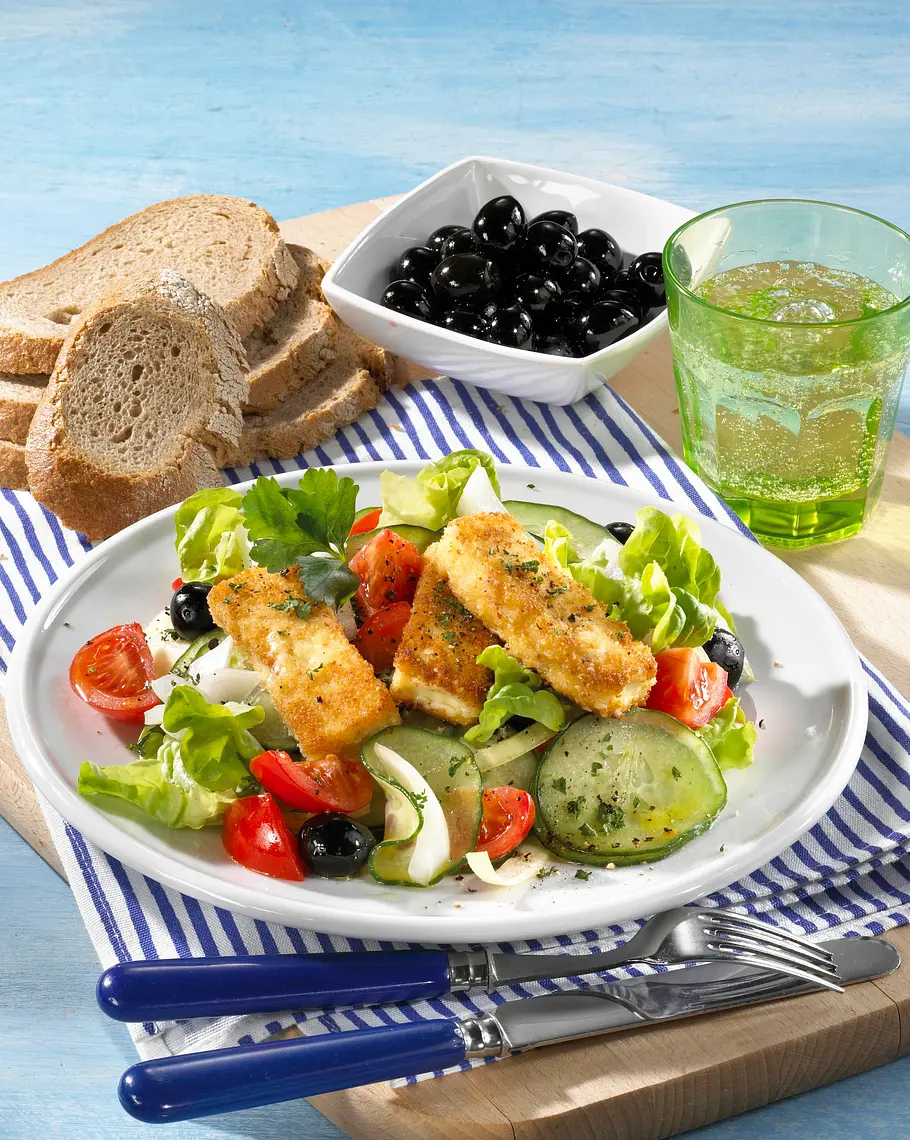 Gebratener Schafskäse auf griechischem Salat Rezept Gebratener Schafskäse auf griechischem Salat Rezept