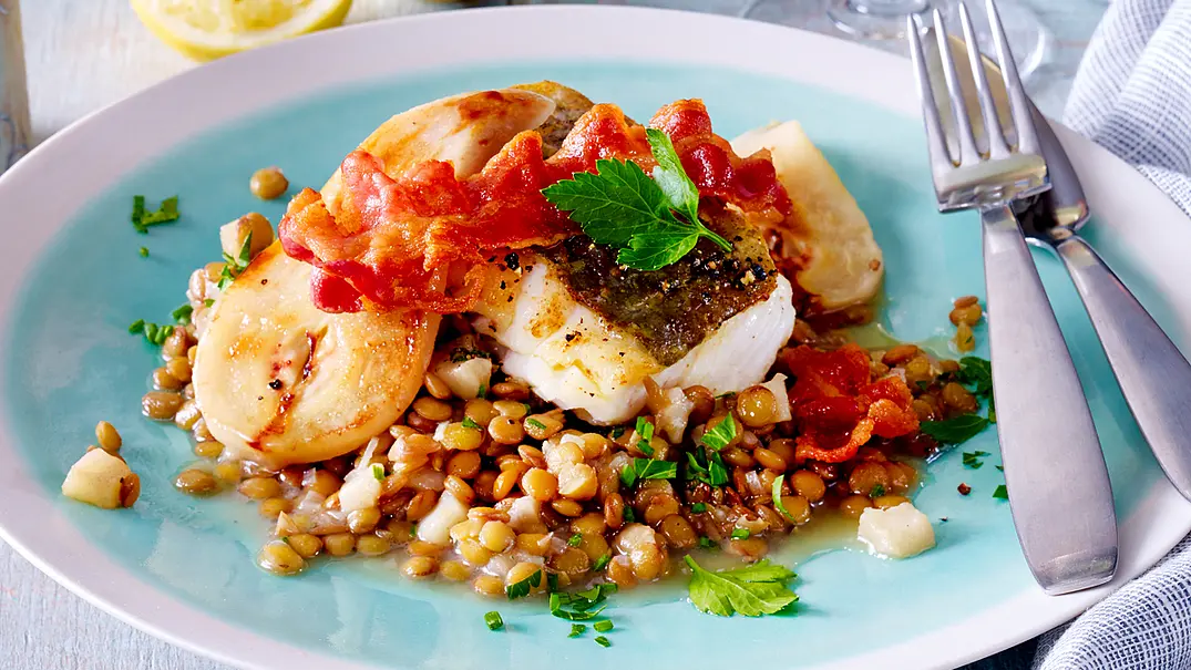 Gebratener Skrei mit Linsen-Birnengemüse Rezept - Foto: LECKER @ Bauer Media Group Gebratener Skrei mit Linsen-Birnengemüse Rezept - Foto: LECKER @ Bauer Media Group