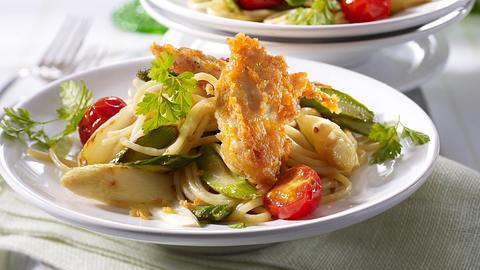 Gebratener Spargel mit Hähnchen-Crossies Rezept - Foto: House of Food / Bauer Food Experts KG