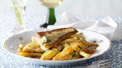 Gebratener Spargel mit Kartoffel-Tomaten-Vinaigrette zu Zanderfilet Rezept - Foto: House of Food / Bauer Food Experts KG