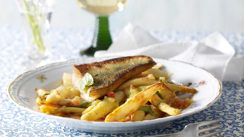 Gebratener Spargel mit Kartoffel-Tomaten-Vinaigrette zu Zanderfilet Rezept - Foto: House of Food / Bauer Food Experts KG