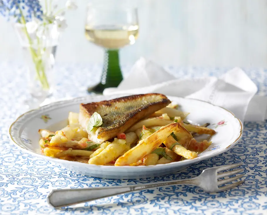 Gebratener Spargel mit Kartoffel-Tomaten-Vinaigrette zu Zanderfilet Rezept Gebratener Spargel mit Kartoffel-Tomaten-Vinaigrette zu Zanderfilet Rezept