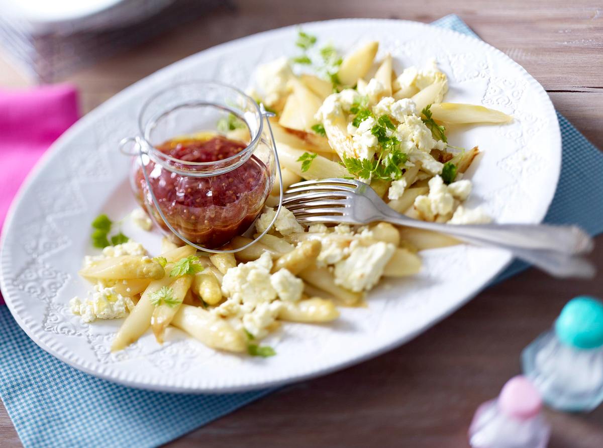 Gebratener Spargel mit übergrilltem Feta und Rhabarber-Chutney Rezept