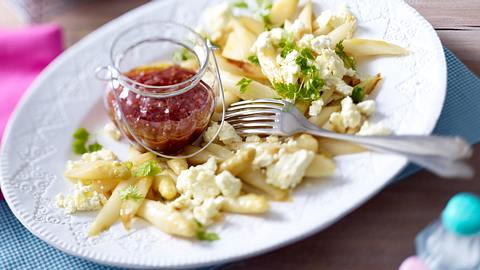 Gebratener Spargel mit übergrilltem Feta und Rhabarber-Chutney Rezept - Foto: House of Food / Bauer Food Experts KG