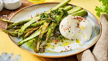Gebratener Spargel zu Burrata Rezept - Foto: LECKER @ Bauer Media Group Gebratener Spargel zu Burrata Rezept - Foto: LECKER @ Bauer Media Group