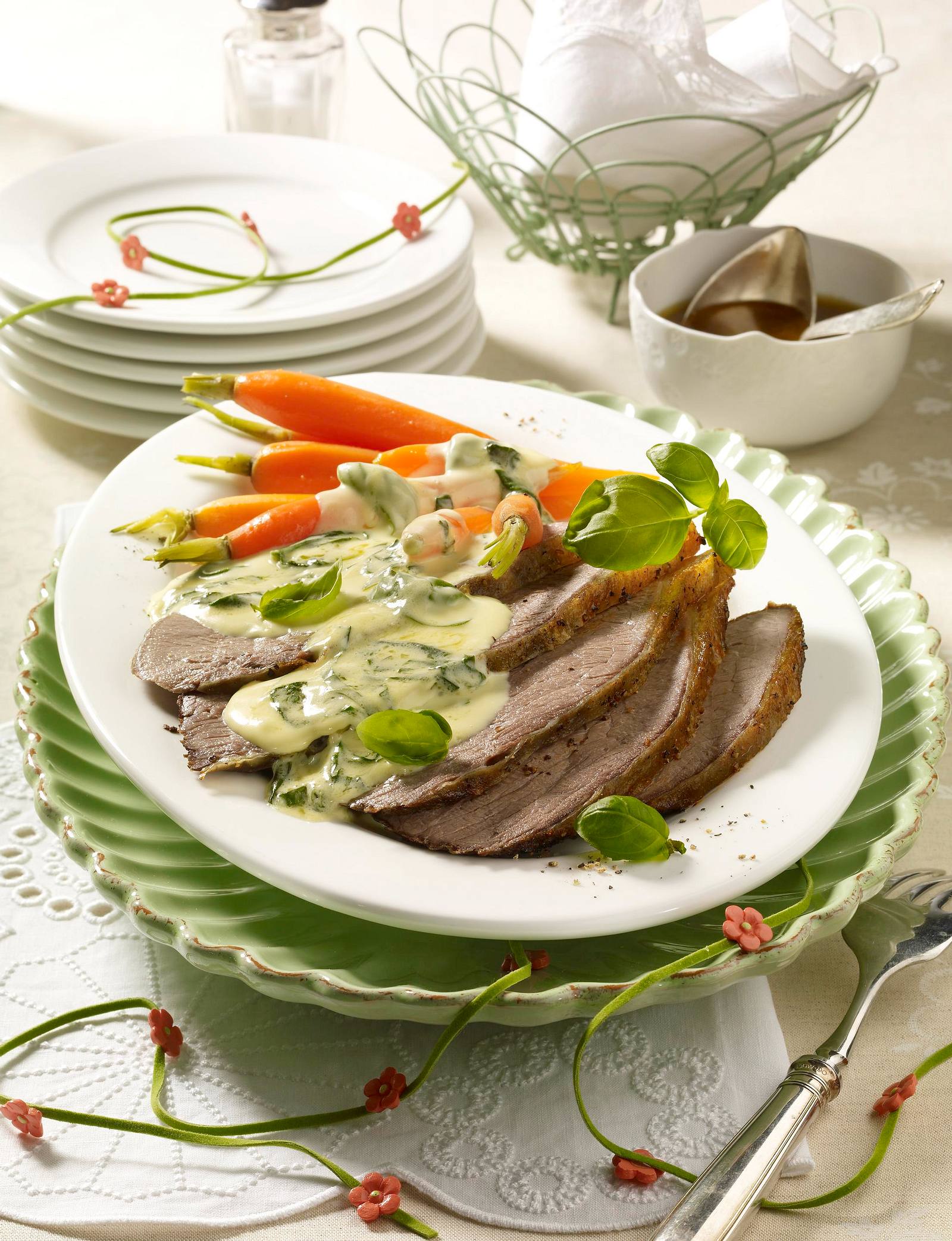 Gebratener Tafelspitz mit Basilikum-Hollandaise Rezept | LECKER