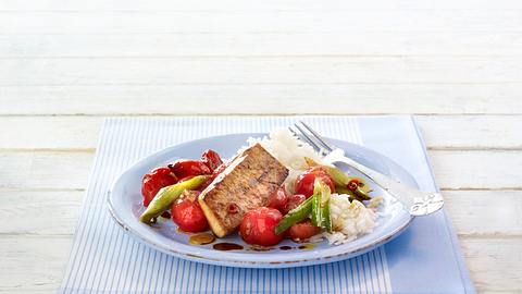 Gebratener Tofu auf Schmortomaten und Basmatireis Rezept - Foto: House of Food / Bauer Food Experts KG