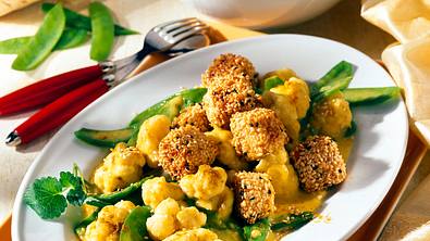 Gebratener Tofu mit Blumenkohl-Zuckerschoten Curry Rezept - Foto: LECKER @ Bauer Media Group