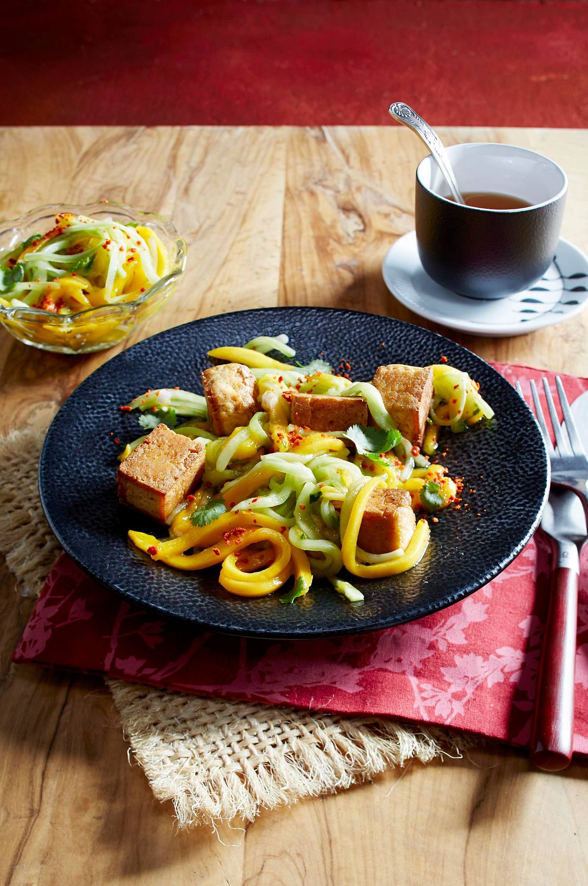 Gebratener Tofu mit Gurken-Mango-Chili-Salat Rezept