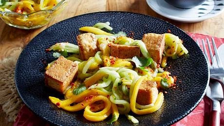 Gebratener Tofu mit Gurken-Mango-Chili-Salat Rezept - Foto: House of Food / Bauer Food Experts KG