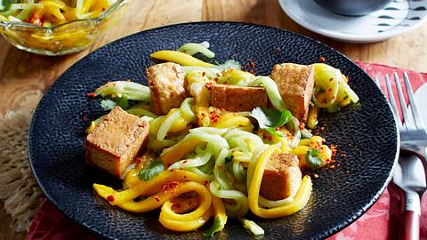 Gebratener Tofu mit Gurken-Mango-Chili-Salat Rezept - Foto: House of Food / Bauer Food Experts KG