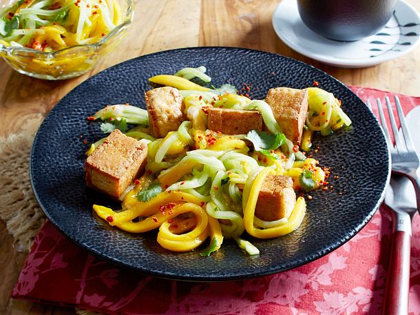 Gebratener Tofu mit Gurken-Mango-Chili-Salat Rezept