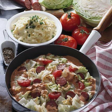 Gebratener Weißkohl mit Kabanossi Rezept Gebratener Weißkohl mit Kabanossi Rezept