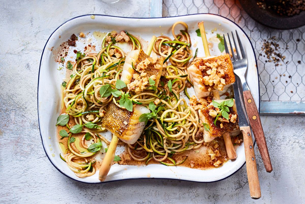 Gebratener Zander auf Zoodles mit Ziegenkäsebrot-Croûtons Rezept