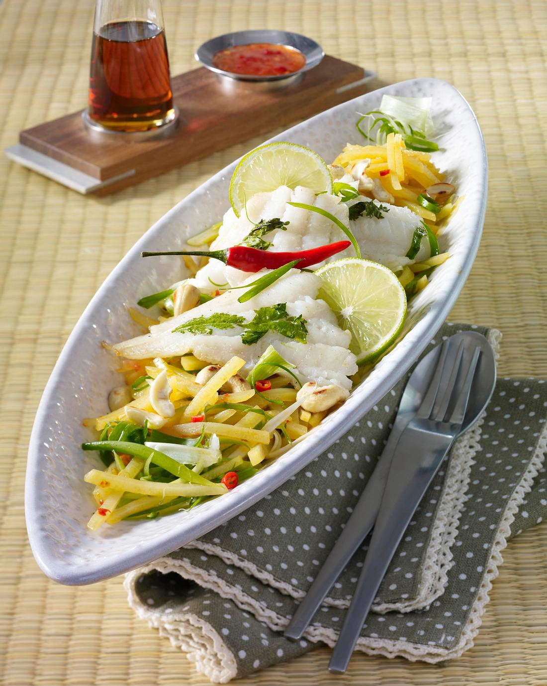 Gebratenes Fischfilet mit Julienne-Kartoffeln und süß-saurer Soße ...