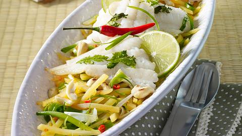 Gebratenes Fischfilet mit Julienne-Kartoffeln und süß-saurer Soße Rezept - Foto: Pretscher, Tillmann
