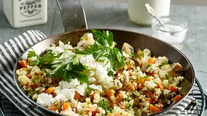 Gebratenes Gemüse mit Couscous, Schafskäse und Joghurt Rezept - Foto: LECKER @ Bauer Media Group