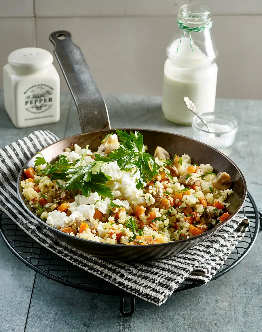 Gebratenes Gemüse mit Couscous, Schafskäse und Joghurt Rezept Gebratenes Gemüse mit Couscous, Schafskäse und Joghurt Rezept
