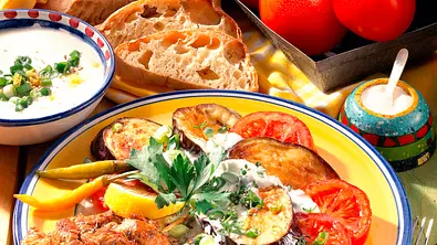 Gebratenes Gemüse und Joghurtsoße Rezept - Foto: LECKER @ Bauer Media Group