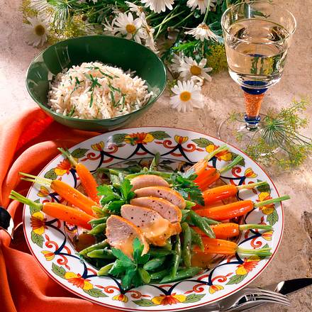 Gebratenes Hähnchenfilet auf Bohnen-Möhrengemüse Rezept Gebratenes Hähnchenfilet auf Bohnen-Möhrengemüse Rezept