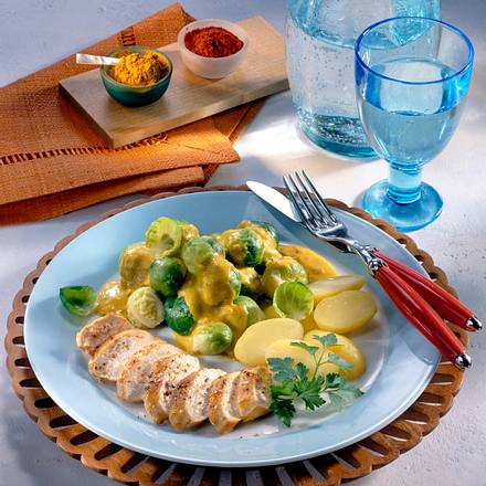 Gebratenes Hähnchenfilet mit Rosenkohl-Zwiebel-Curry und Salzkartoffeln Rezept Gebratenes Hähnchenfilet mit Rosenkohl-Zwiebel-Curry und Salzkartoffeln Rezept