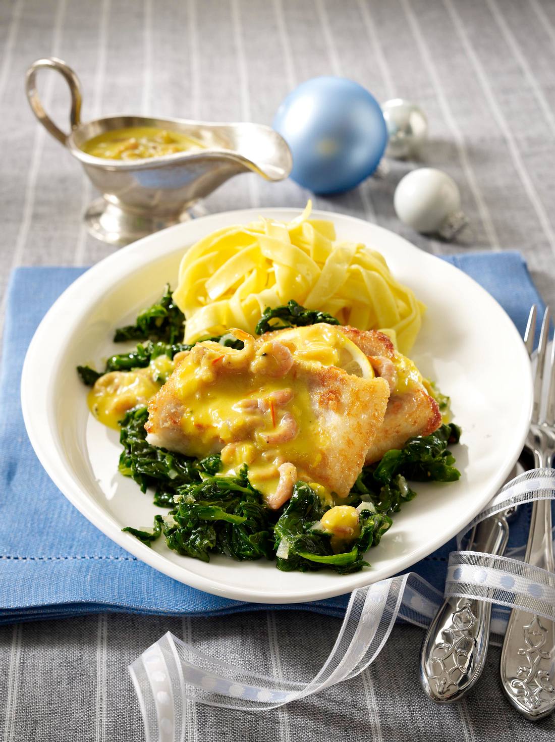 Gebratenes Kabeljaufilet in Safran-Krabben-Soße zu Spinat Rezept | LECKER