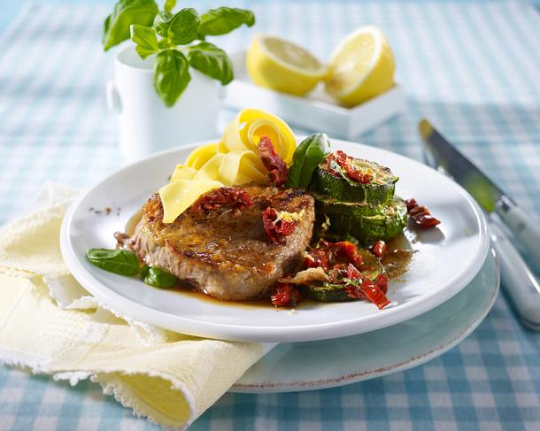 Gebratenes Kalbssteak mit Tomaten-Zucchini-Gemüse in Basilikum-Zitronen-Soße Rezept