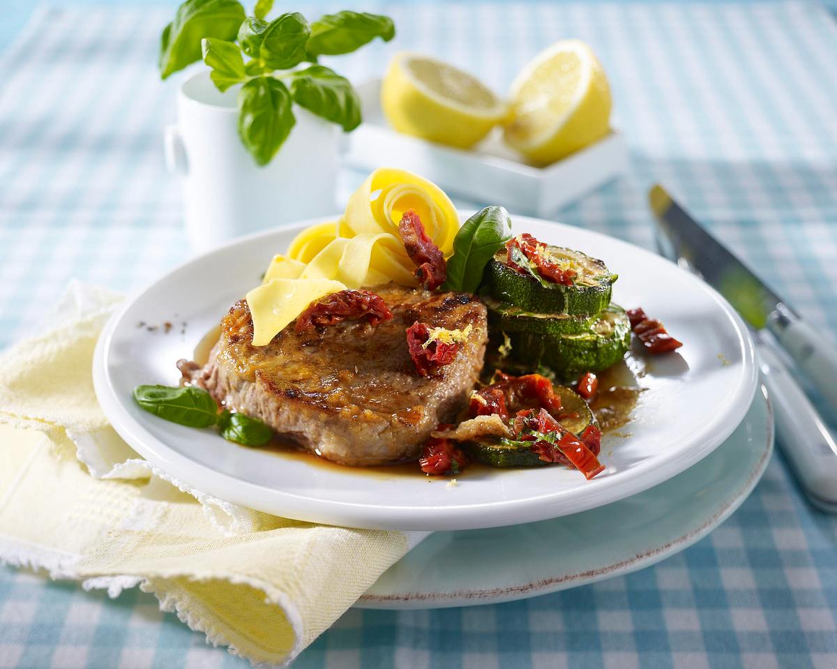 Gebratenes Kalbssteak mit Tomaten-Zucchini-Gemüse in Basilikum-Zitronen-Soße Rezept