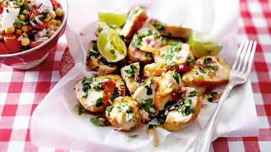 Gebratenes Korianderhähnchen mit Kichererbsensalat Rezept - Foto: LECKER @ Bauer Media Group