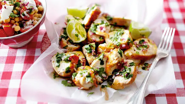 Gebratenes Korianderhähnchen mit Kichererbsensalat Rezept - Foto: LECKER @ Bauer Media Group Gebratenes Korianderhähnchen mit Kichererbsensalat Rezept - Foto: LECKER @ Bauer Media Group