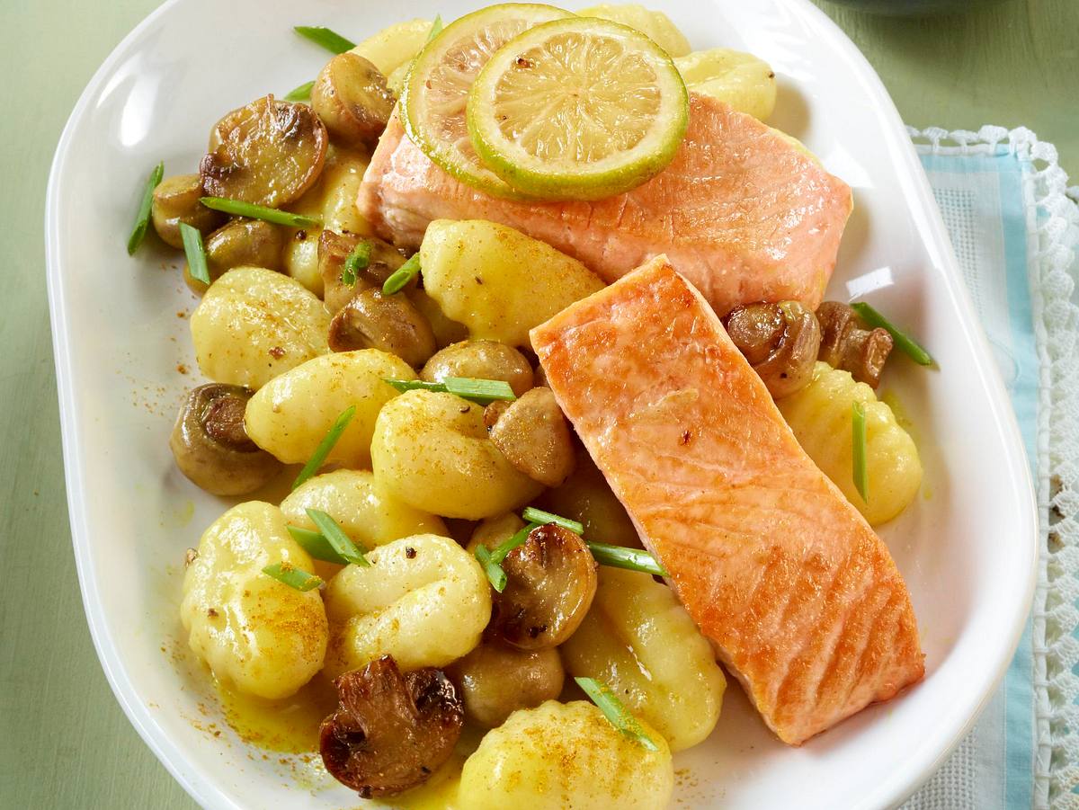 Gebratenes Lachsfilet mit Pilzen und Gnocchi Rezept