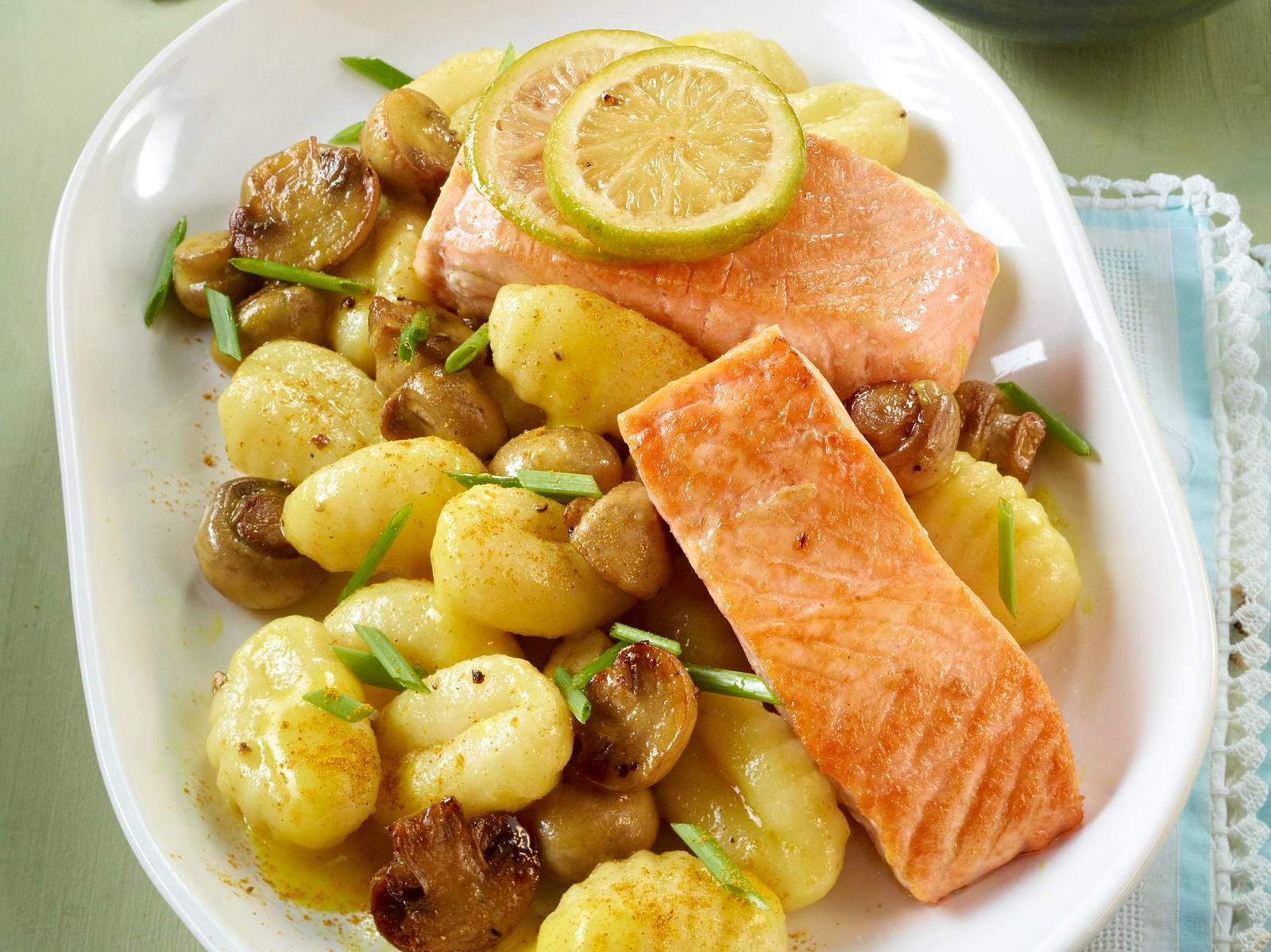 Gebratenes Lachsfilet mit Pilzen und Gnocchi Rezept | LECKER
