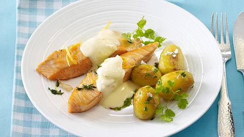 Gebratenes Lachsfilet mit Zitronen-Hollandaise (Johann Lafer) Rezept - Foto: House of Food / Bauer Food Experts KG