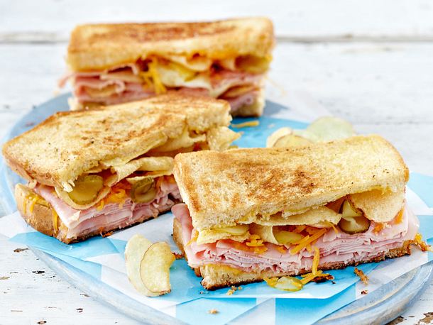 Gebratenes Schinken-Käse-Sandwich mit Kartoffelchips Rezept Gebratenes Schinken-Käse-Sandwich mit Kartoffelchips Rezept