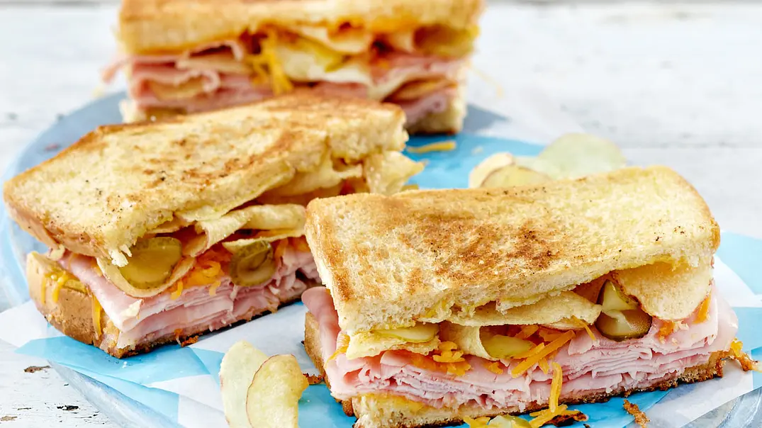 Gebratenes Schinken-Käse-Sandwich mit Kartoffelchips Rezept - Foto: LECKER @ Bauer Media Group