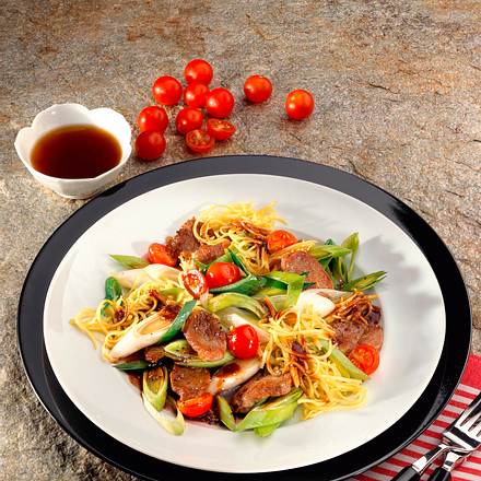 Gebratenes Schweinefilet mit Porree-Tomatengemüse Rezept Gebratenes Schweinefilet mit Porree-Tomatengemüse Rezept