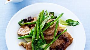 Gebratenes Schweinefilet mit schwarzer Bohnensoße, Baby Pak-Choy, grünen Bohnen und Cashewkernen Rezept - Foto: House of Food / Bauer Food Experts KG