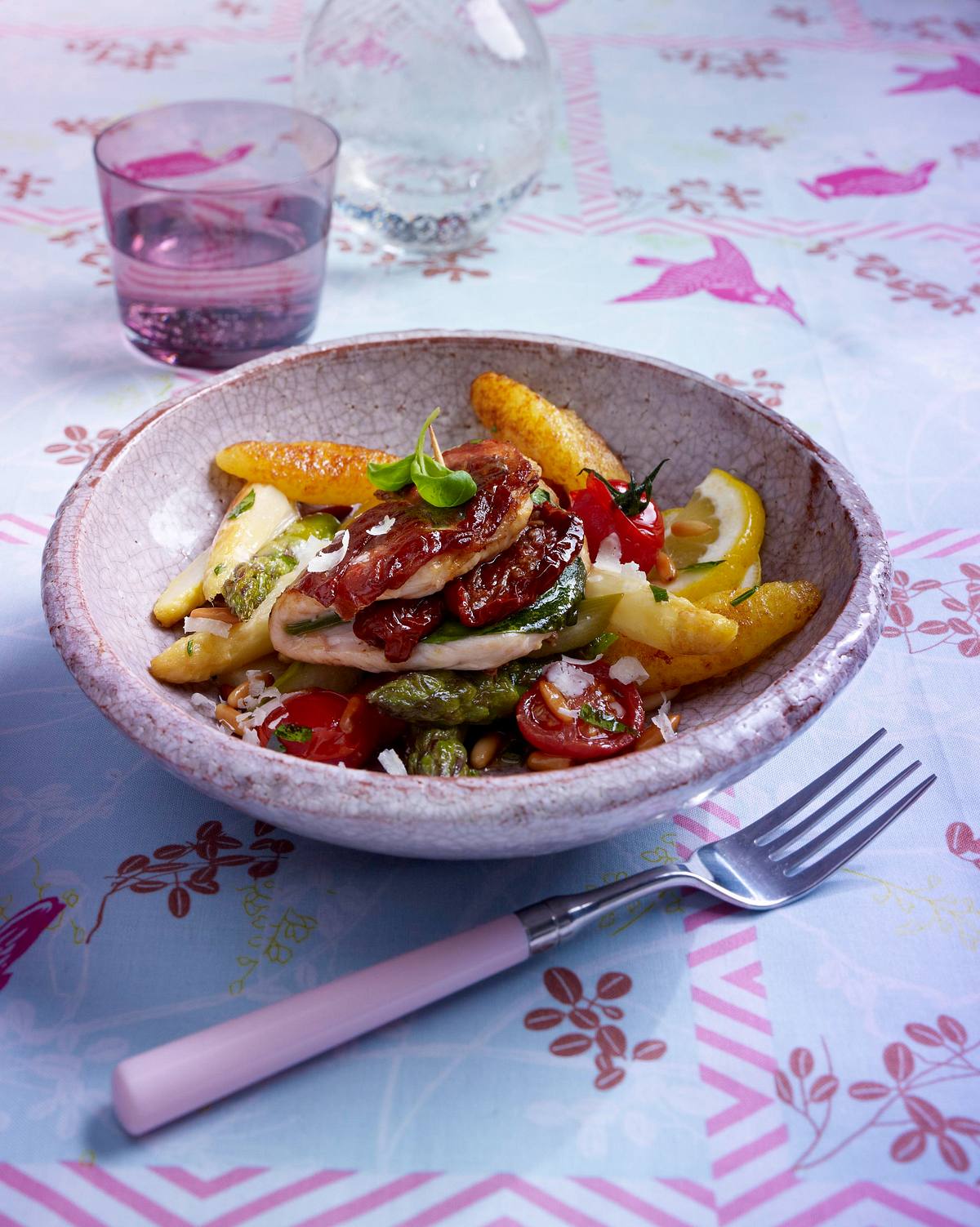 Gebratenes Spargelgemüse mit Schupfnudeln zu insideout Saltimbocca Rezept