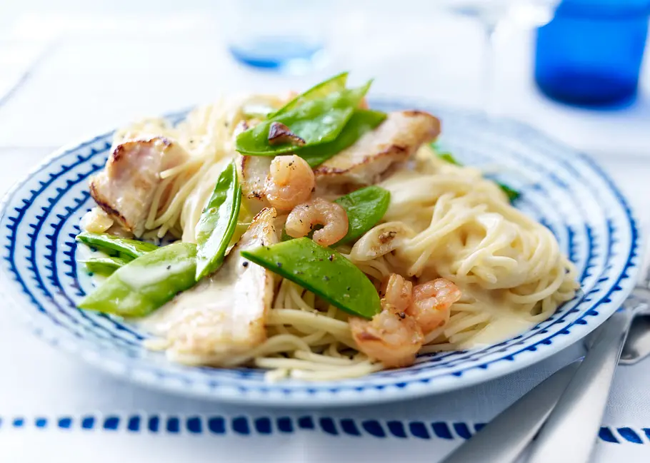 Gebratenes Steinbeißerfilet mit Garnelen-Sahne-Soße auf Spaghettini Rezept Gebratenes Steinbeißerfilet mit Garnelen-Sahne-Soße auf Spaghettini Rezept