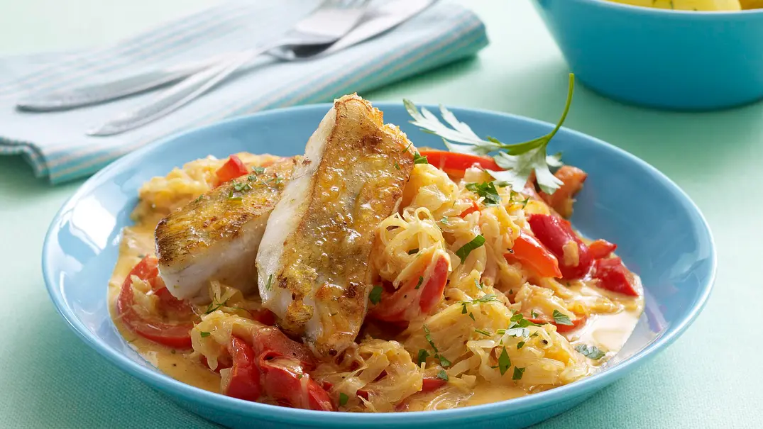 Gebratenes Zanderfilet auf Paprika-Rahm-Sauerkraut Rezept - Foto: LECKER @ Bauer Media Group Gebratenes Zanderfilet auf Paprika-Rahm-Sauerkraut Rezept - Foto: LECKER @ Bauer Media Group