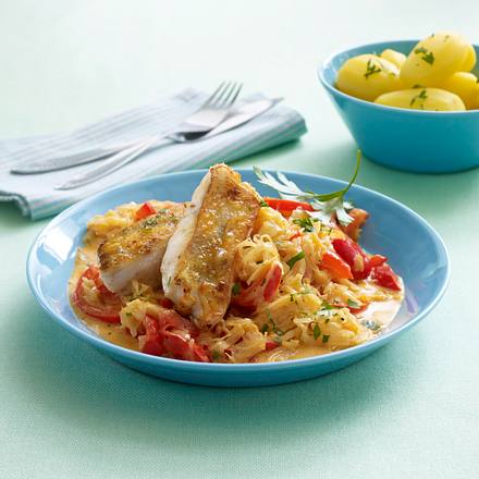 Gebratenes Zanderfilet auf Paprika-Rahm-Sauerkraut Rezept Gebratenes Zanderfilet auf Paprika-Rahm-Sauerkraut Rezept