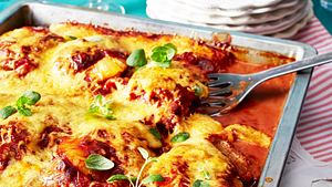 Schnitzelpizza Hawaii - Foto: House of Food / Bauer Food Experts KG