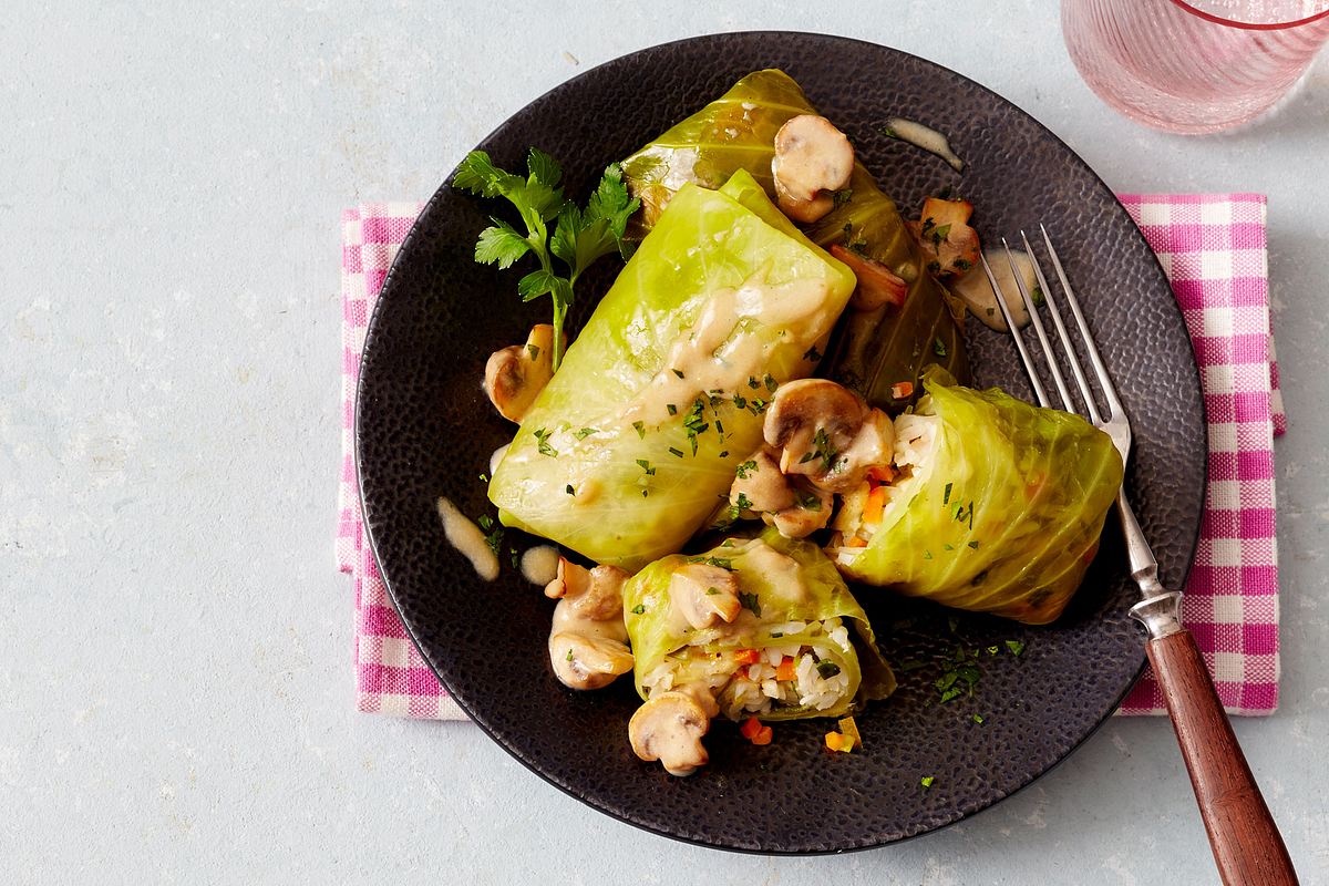 Gedämpfte Kohlrouladen in Champignonsoße Rezept