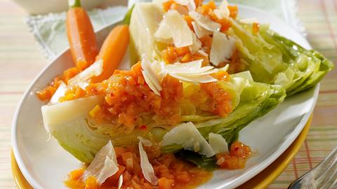 Gedämpfter Spitzkohl mit Möhrensalsa Rezept - Foto: House of Food / Bauer Food Experts KG