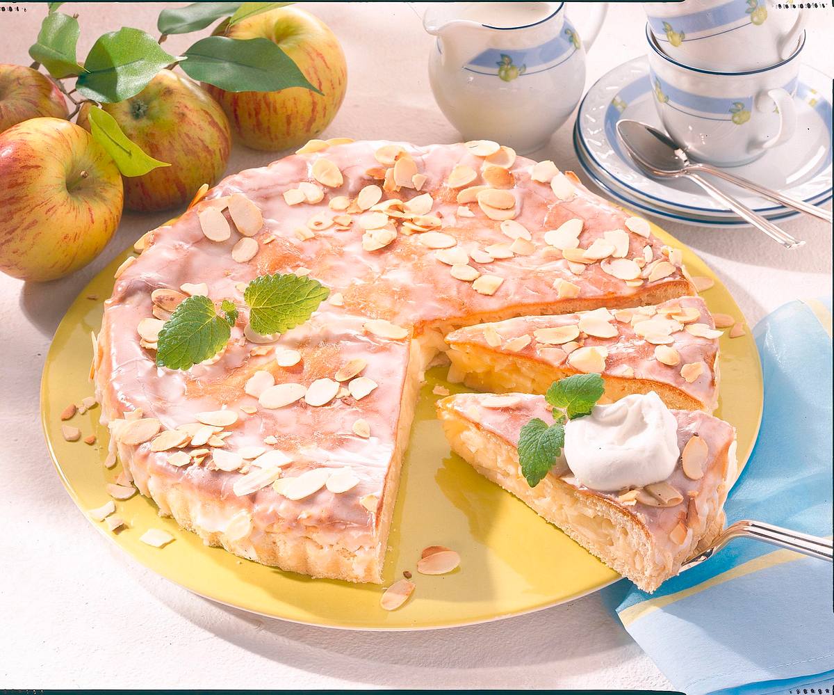 Gedeckter Apfel-Hefekuchen Rezept