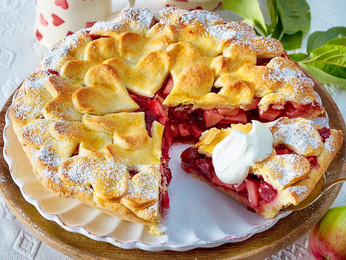 Gedeckter Apfel-Kirsch-Kuchen Rezept