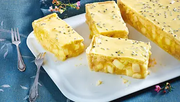 Gedeckter Apfelkuchen mit Passionsfruchtglasur Rezept - Foto: LECKER @ Bauer Media Group Gedeckter Apfelkuchen mit Passionsfruchtglasur Rezept - Foto: LECKER @ Bauer Media Group